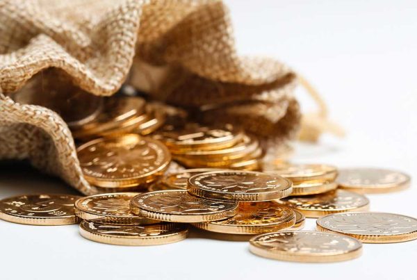 Monete d’oro usato versate da un sacchetto per quotazione a Palermo