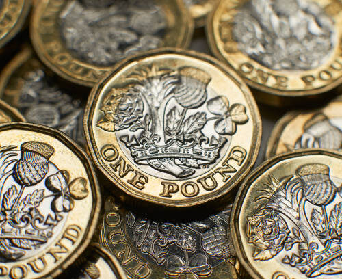 Monete da una sterlina britannica utilizzate come valuta e confronto con l’oro da investimento