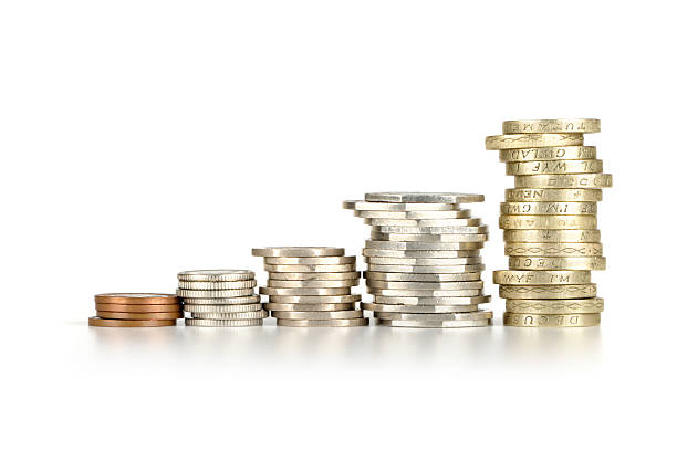 Pile di monete britanniche in sterline, valuta ufficiale del Regno Unito