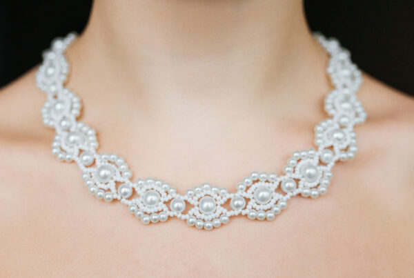 Collana elegante in oro bianco con perle indossata al collo