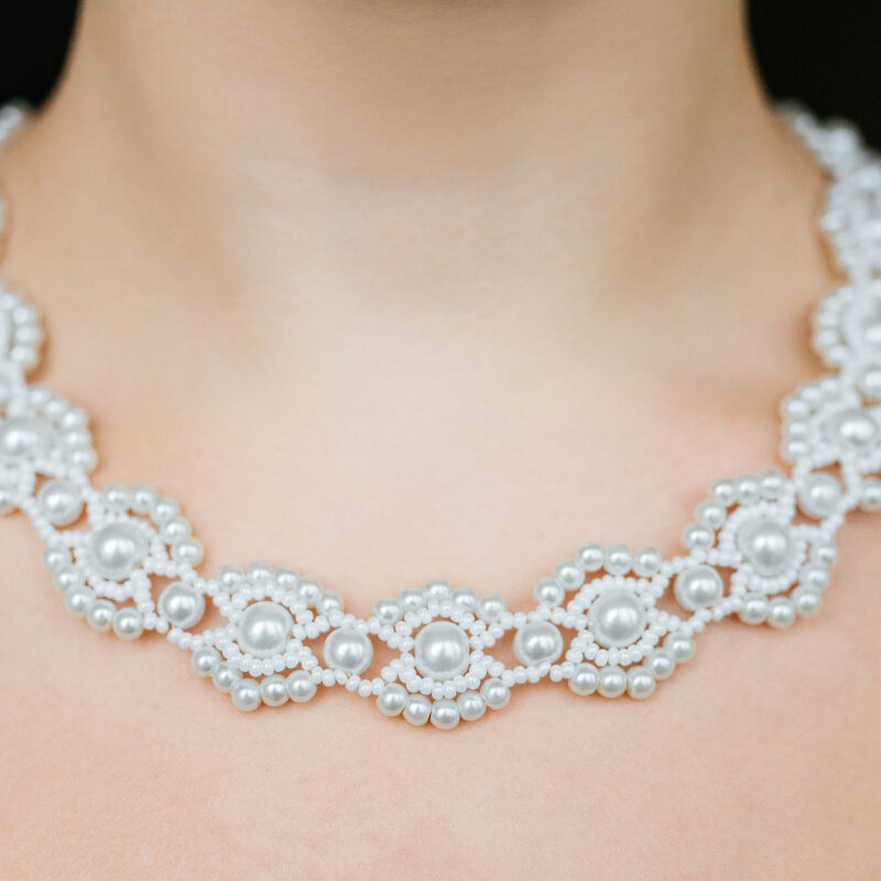 Collana elegante in oro bianco con perle indossata al collo