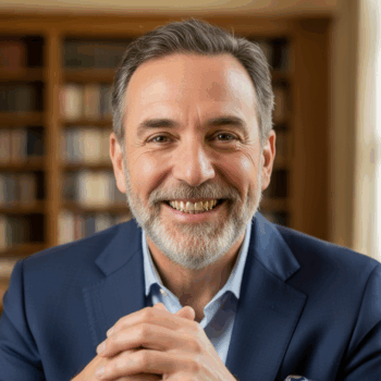 Primo piano di una lega dentale in oro su bilancia o in mano a un operatore, per rappresentare la compravendita di oro usato.