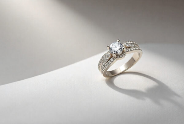 Gioielli in argento con punzone 925 su sfondo chiaro sfocato