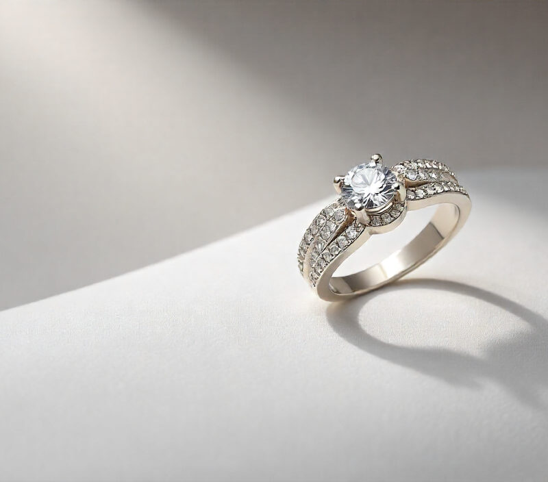 Gioielli in argento con punzone 925 su sfondo chiaro sfocato