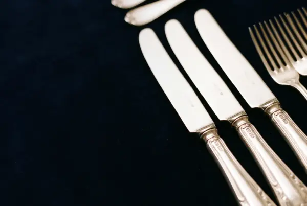 Coltelli e posate in argento su velluto blu