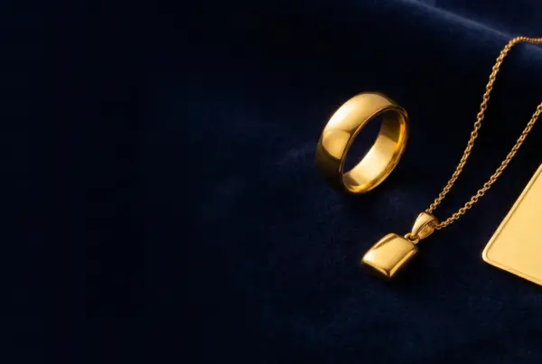 Gioielli in oro 24 carati e lingotto 999,9 su velluto blu